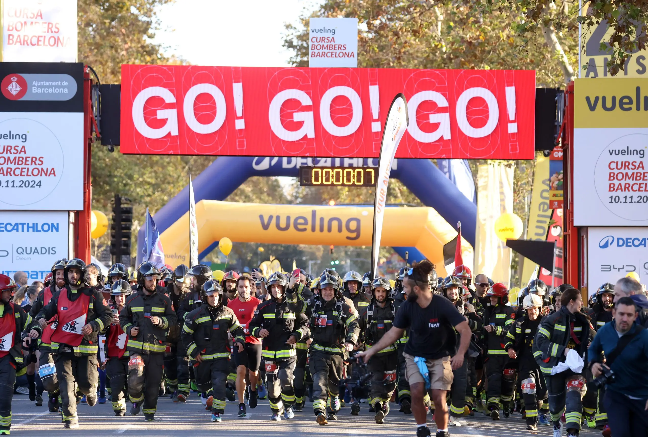 Personas en el punto de salida de la Cursa Bombers Barcelona